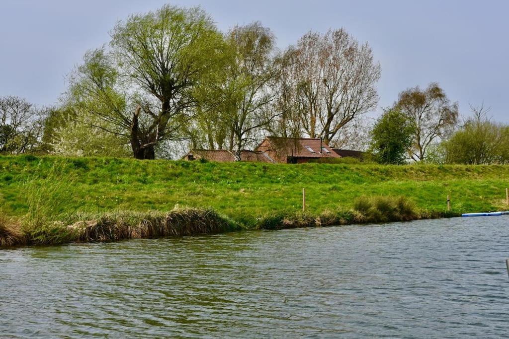 The Barn At Whitehouse Farm 18th Century 3 Bed Barn- Beautifully Converted Frithville