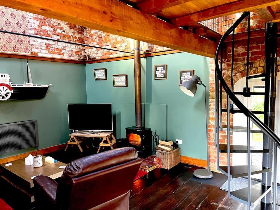 The Barn At Whitehouse Farm 18th Century 3 Bed Barn- Beautifully Converted Frithville
